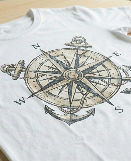 Weißes T-Shirt mit detailliertem Vintage-Kompass-Motiv im Sublimationsdruck – atmungsaktiver Textildruck ohne spürbaren Farbauftrag.