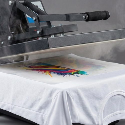 Offene Transferpresse mit aufsteigendem Dampf beim Sublimationsdruck auf ein weißes Funktionsshirt – Textilveredelung für Sportbekleidung.
